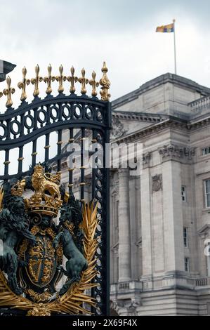 London, England, Vereinigtes Königreich; Reliefs des königlichen Wappens an den eisernen Eingangstoren des Buckingham Palace; Reliefs des königlichen Wappens Stockfoto