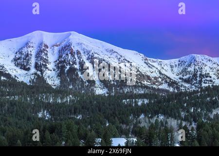 Der Himmel vor der Dämmerung über dem Sattelberg in der bridger Range bei bozeman, montana Stockfoto