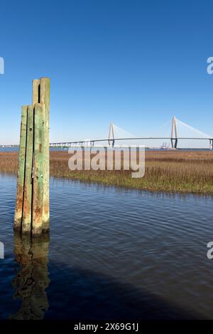 Arthur Ravenel Bridge, auch bekannt als Cooper Bridge, über dem Hafen in Charleston, South Carolina. Stockfoto