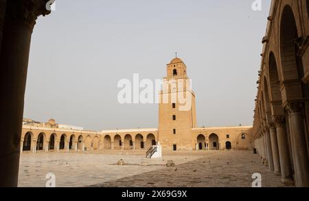 Blick auf die große Moschee, auch bekannt als Moschee von Uqba in Kairouan Stadt, Tunesien Stockfoto