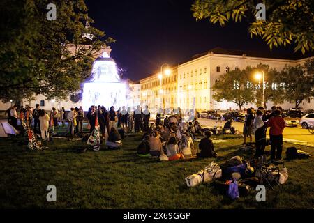 München, Deutschland. Mai 2024. Teilnehmer eines propalästinensischen Protestlagers stehen vor der Ludwig-Maximilians-Universität (LMU). Quelle: Matthias Balk/dpa/Alamy Live News Stockfoto