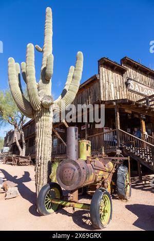 Oldtimer mit Dampfmotor von Saguaro Cactus. Mammoth Salon Restaurant Bar, Historic Goldfield Mining Ghost Town Main Street Portrait, Arizona USA Stockfoto