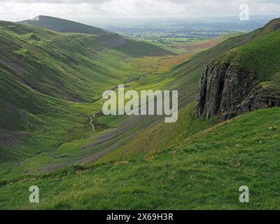 Blick auf das spektakuläre, steile geologische Gletschertal des High Cup Nick mit einem sich windenden Silberbach im Norden von Pennines Cumbria, England, Großbritannien Stockfoto