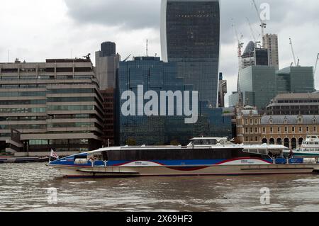 London, England, Großbritannien; Blick auf moderne und traditionelle Architekturgebäude entlang der Themse; Northern & Shell Building Stockfoto