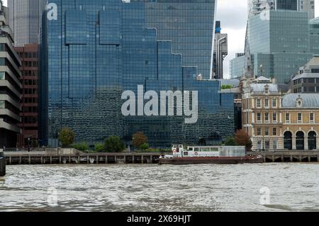 London, England, Großbritannien; Blick auf moderne und traditionelle Architekturgebäude entlang der Themse; Northern & Shell Building Stockfoto