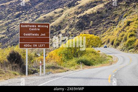 Schild für Goldfields Mining Centre and Jet auf der Kawarau Gorge Road, State Highway 6, Otago, Neuseeland. Stockfoto