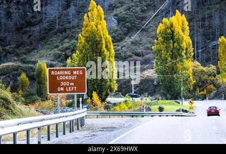 Schilder für den Roaring Meg Lookout auf der Kawarau Gorge Road, State Highway 6, Otago, Neuseeland. Stockfoto