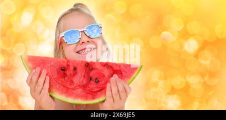 Nahaufnahme eines glücklichen, coolen, trendigen, flippigen Hipster-blonden Mädchens in Sonnenbrille, das reife rote Wassermelone isst, saftige Scheibe in den Händen des Kindes, Kleinkindes, lächelnde Freude Stockfoto