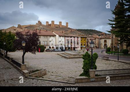 Mittelalterliche Burg von Molina de Aragon mit Blick auf das Dorf von der Spitze des Hügels, Guadalajara, Spanien Stockfoto