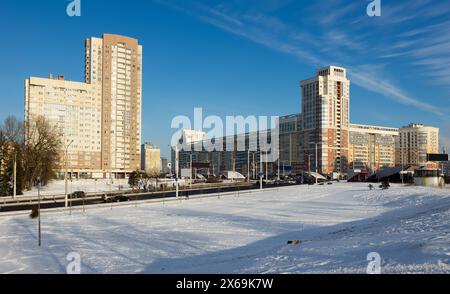 Moderne Wohngegend Malinovka und Autos auf der breiten Straße in der Hauptstadt Minsk. Republik Belarus Stockfoto