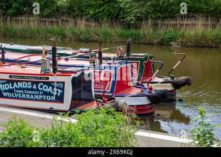 Ehemalige Schmalboote auf dem Fluss Weaver während des Anderton Boat Lift Steam Festival in Anderton am Trent und Mersey Canal Cheshire Stockfoto