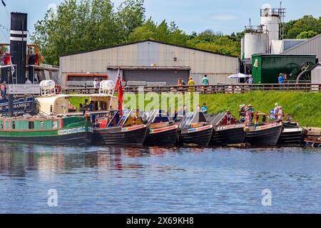 Ehemalige Schmalboote auf dem Fluss Weaver während des Anderton Boat Lift Steam Festival in Anderton am Trent und Mersey Canal Cheshire Stockfoto