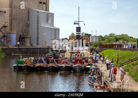 Ehemalige Schmalboote auf dem Fluss Weaver während des Anderton Boat Lift Steam Festival in Anderton am Trent und Mersey Canal Cheshire Stockfoto