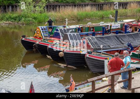 Ehemalige Schmalboote auf dem Fluss Weaver während des Anderton Boat Lift Steam Festival in Anderton am Trent und Mersey Canal Cheshire Stockfoto