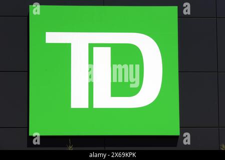 Ottawa, Kanada - 12. Mai 2024: Toronto Dominion Logo auf der Bank auf der Merivale Rd Die TD Bank Group ist ein kanadischer multinationaler Banken- und Finanzdienstleister Stockfoto