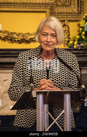 SALISBURY, Großbritannien, 13. Mai 2024, besuchte die britische Journalistin Kate Adie Salisbury, um über ihre fünf Jahrzehnte umfassende Karriere zu sprechen und sie in die volatilsten Regionen der Welt zu führen. Ihre Berichte über große Konflikte wie den Golfkrieg, den Falklandkrieg, die Proteste auf dem Tiananmen-Platz und den Bosnienkrieg waren oft die ersten, die die Realitäten des Krieges in die Wohnzimmer brachten und die Welt herausforderten, sich aufzusetzen und zuzuhören. Quelle: John Rose Photography/Alamy Live News Stockfoto