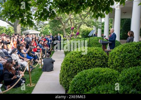 Washington, Usa. Mai 2024. US-Präsident Joe Biden hält während eines Empfangs zum Kulturmonat der asiatischen Amerikaner, Hawaiianer und der Pazifikinsel im Rose Garden, dem Weißen Haus in Washington, DC, USA, am 13. Mai 2024 eine Rede. Quelle: Abaca Press/Alamy Live News Stockfoto