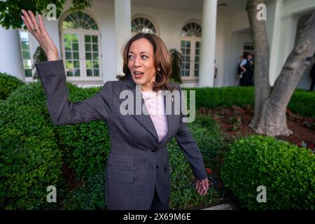 Washington, Usa. Mai 2024. Vizepräsidentin Kamala Harris feiert am 13. Mai 2024 im Rose Garden The Weißen Haus in Washington, DC, USA, einen Empfang zum Kulturmonat der asiatischen Amerikaner, der Ureinwohner Hawaiias und der Pazifikinseln. Quelle: Abaca Press/Alamy Live News Stockfoto