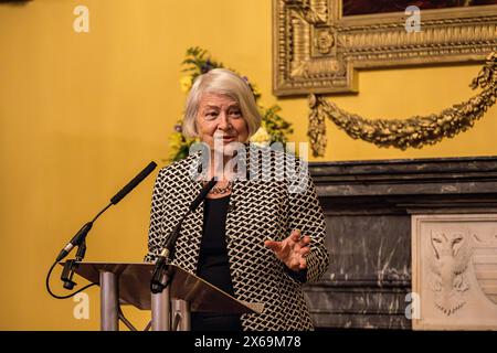 SALISBURY, Großbritannien, 13. Mai 2024, besuchte die britische Journalistin Kate Adie Salisbury, um über ihre fünf Jahrzehnte umfassende Karriere zu sprechen und sie in die volatilsten Regionen der Welt zu führen. Ihre Berichte über große Konflikte wie den Golfkrieg, den Falklandkrieg, die Proteste auf dem Tiananmen-Platz und den Bosnienkrieg waren oft die ersten, die die Realitäten des Krieges in die Wohnzimmer brachten und die Welt herausforderten, sich aufzusetzen und zuzuhören. Quelle: John Rose Photography/Alamy Live News Stockfoto