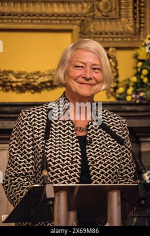 SALISBURY, Großbritannien, 13. Mai 2024, besuchte die britische Journalistin Kate Adie Salisbury, um über ihre fünf Jahrzehnte umfassende Karriere zu sprechen und sie in die volatilsten Regionen der Welt zu führen. Ihre Berichte über große Konflikte wie den Golfkrieg, den Falklandkrieg, die Proteste auf dem Tiananmen-Platz und den Bosnienkrieg waren oft die ersten, die die Realitäten des Krieges in die Wohnzimmer brachten und die Welt herausforderten, sich aufzusetzen und zuzuhören. Quelle: John Rose Photography/Alamy Live News Stockfoto