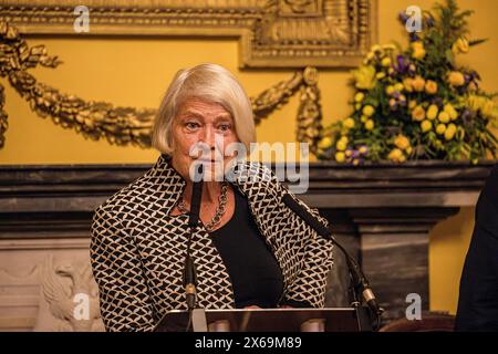 SALISBURY, Großbritannien, 13. Mai 2024, besuchte die britische Journalistin Kate Adie Salisbury, um über ihre fünf Jahrzehnte umfassende Karriere zu sprechen und sie in die volatilsten Regionen der Welt zu führen. Ihre Berichte über große Konflikte wie den Golfkrieg, den Falklandkrieg, die Proteste auf dem Tiananmen-Platz und den Bosnienkrieg waren oft die ersten, die die Realitäten des Krieges in die Wohnzimmer brachten und die Welt herausforderten, sich aufzusetzen und zuzuhören. Quelle: John Rose Photography/Alamy Live News Stockfoto