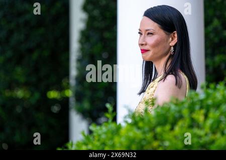 Washington, Usa. Mai 2024. Die US-amerikanische Schauspielerin Lucy Liu blickt auf einen Empfang zu, der den Monat des Erbes der asiatischen Amerikaner, der hawaiianischen Ureinwohner und der Pazifikinsel am 13. Mai 2024 im Rose Garden The White House in Washington, DC, USA feiert. Quelle: Abaca Press/Alamy Live News Stockfoto
