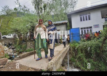 Srinagar, Indien. Mai 2024. Eine alte Kaschmirnomadin verlässt das Wahlhaus, nachdem sie ihre Stimme während der vierten Wahlphase bei den indischen Parlamentswahlen am 13. Mai 2024 in Srinagar abgegeben hat. (Foto von Mubashir Hassan/Pacific Press) Credit: Pacific Press Media Production Corp./Alamy Live News Stockfoto