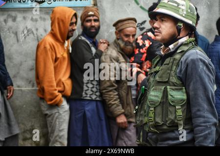 Srinagar, Indien. Mai 2024. Während der vierten Wahlphase der indischen Parlamentswahlen am 13. Mai 2024 in Ganderbal stehen Männer an, um ihre Stimmzettel abzugeben. (Foto von Mubashir Hassan/Pacific Press) Credit: Pacific Press Media Production Corp./Alamy Live News Stockfoto