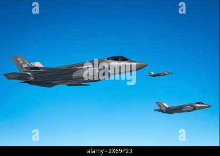 Fairbanks, Usa. Mai 2024. Drei F-35A Lightning II Stealth Kampfflugzeuge der US Air Force, die dem 354th Fighter Wing zugeordnet sind, fliegen in Formation zusammen mit einem KC-135 Stratotanker während der Übung Royal Flush am 6. Mai 2024 über dem Joint Pacific-Alaska Range Complex in Alaska. Gutschrift: SSgt. Ryan Gomez/U. S Air Force/Alamy Live News Stockfoto