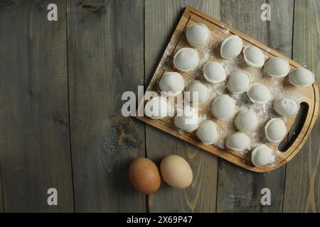 Der Prozess der Herstellung von Klößchen. Formen. Draufsicht. Stockfoto