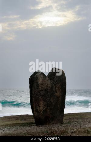 Einer der massiven prähistorischen Steine von Menhirs de Beg er Goalennec, auch bekannt als Bonnet d’Eveque. Quiberon, Bretagne, Frankreich Stockfoto