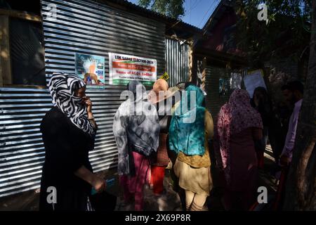 Srinagar, Jammu Und Kaschmir, Indien. Mai 2024. Frauen stehen in der vierten Wahlphase der indischen Parlamentswahlen am 13. Mai 2024 in Ganderbal an, um ihre Stimmzettel abzugeben. (Kreditbild: © Mubashir Hassan/Pacific Press via ZUMA Press Wire) NUR REDAKTIONELLE VERWENDUNG! Nicht für kommerzielle ZWECKE! Stockfoto