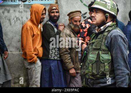 Srinagar, Jammu Und Kaschmir, Indien. Mai 2024. Während der vierten Wahlphase der indischen Parlamentswahlen am 13. Mai 2024 in Ganderbal stehen Männer an, um ihre Stimmzettel abzugeben. (Kreditbild: © Mubashir Hassan/Pacific Press via ZUMA Press Wire) NUR REDAKTIONELLE VERWENDUNG! Nicht für kommerzielle ZWECKE! Stockfoto