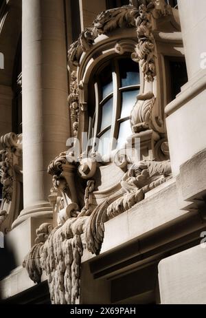 Die historische Fassade des New York Yacht Club ist ein berühmtes Beispiel für Beaux-Arts-Architektur, 37 W... 44th St. in New York City, USA 2024 Stockfoto