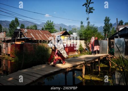 Srinagar, Jammu Und Kaschmir, Indien. Mai 2024. Lokale Kaschmirfrauen verlassen die Wahllokale, nachdem sie ihre Stimme während der vierten Wahlphase bei den indischen Parlamentswahlen am 13. Mai 2024 in Srinagar abgegeben haben. (Kreditbild: © Mubashir Hassan/Pacific Press via ZUMA Press Wire) NUR REDAKTIONELLE VERWENDUNG! Nicht für kommerzielle ZWECKE! Stockfoto