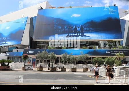 13. Mai 2024, Cannes, Cote D'azur, Frankreich: Das offizielle Poster, das die Wände des Palais Lumiere ziert, wurde von einem Bild inspiriert, das Hartland Villa aus einem Destillat aus Rhapsodie im August von der japanischen Filmregisseurin Akira Kurosawa erstellt hat (Credit Image: © Mickael Chavet/ZUMA Press Wire). Nicht für kommerzielle ZWECKE! Stockfoto