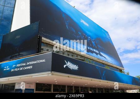 13. Mai 2024, Cannes, Cote D'azur, Frankreich: Das offizielle Poster, das die Wände des Palais Lumiere ziert, wurde von einem Bild inspiriert, das Hartland Villa aus einem Destillat aus Rhapsodie im August von der japanischen Filmregisseurin Akira Kurosawa erstellt hat (Credit Image: © Mickael Chavet/ZUMA Press Wire). Nicht für kommerzielle ZWECKE! Stockfoto