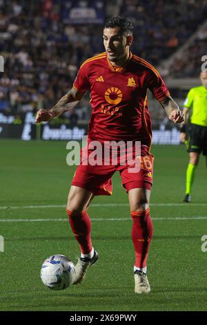 Bergamo, Italien. Mai 2024. Italien, Bergamo, 12. Mai 2024: Leandro Paredes (AS Roma) dribbelt in der ersten Halbzeit auf dem Hinterhof während des Fußballspiels Atalanta BC vs AS Roma, Tag 36 Serie A Tim 2023-2024 Gewiss StadiumAtalanta BC vs AS Roma, Lega Calcio Serie A 2023/2024 Tag 36 im Gewiss Stadium (Foto: Fabrizio Andrea Bertani/Pacific Press) Credit: Pacific Press Media Production Corp./Alamy Live News Stockfoto