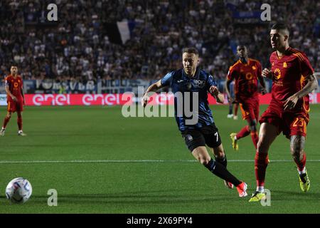 Bergamo, Italien. Mai 2024. Italien, Bergamo, 12. Mai 2024: Teun Koopmeiners (Atalanta) kämpft in der ersten Halbzeit um den Ball während des Fußballspiels Atalanta BC vs AS Roma, Tag 36 Serie A Tim 2023-2024 Gewiss StadiumAtalanta BC vs AS Roma, Lega Calcio Serie A 2023/2024 Tag 36 im Gewiss Stadium (Foto: Fabrizio Andrea Bertani/Pacific Press) Credit: Pacific Press Media Production Corp./Alamy Live News Stockfoto