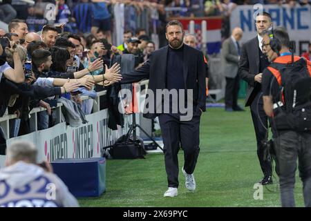 Bergamo, Italien. Mai 2024. Italien, Bergamo, 12. Mai 2024: Daniele de Rossi (ALS Cheftrainer der Roma) tritt in das Feld ein und wechselt auf die Bank während des Fußballspiels Atalanta BC vs AS Roma, Tag 36 Serie A Tim 2023-2024 Gewiss StadiumAtalanta BC vs AS Roma, Lega Calcio Serie A 2023/2024 Tag 36 im Gewiss Stadion (Foto: Fabrizio Andrea Bertani/Pacific Press) Credit: Pacific Press Media Production Corp./Alamy Live News Stockfoto