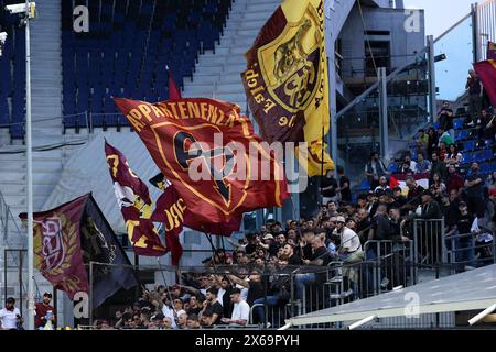 Bergamo, Italien. Mai 2024. Italien, Bergamo, 12. Mai 2024: Anhänger von AS Roma schwenken die Fahnen und zeigen Banner auf den Tribünen während des Fußballspiels Atalanta BC vs AS Roma, Tag 36 Serie A Tim 2023-2024 Gewiss StadiumAtalanta BC vs AS Roma, Lega Calcio Serie A 2023/2024 Tag 36 im Gewiss Stadium (Foto: Fabrizio Andrea Bertani/Pacific Press) Credit: Pacific Press Media Production Corp./Alamy Live News Stockfoto