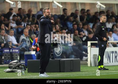 Bergamo, Italien. Mai 2024. Italien, Bergamo, 12. Mai 2024: Daniele de Rossi (ALS Cheftrainer der Roma) gibt Ratschläge in der ersten Halbzeit während des Fußballspiels Atalanta BC vs AS Roma, Tag 36 Serie A Tim 2023-2024 Gewiss StadiumAtalanta BC vs AS Roma, Lega Calcio Serie A 2023/2024 Tag 36 im Gewiss Stadium (Foto: Fabrizio Andrea Bertani/Pacific Press) Credit: Pacific Press Media Production Corp./Alamy Live News Stockfoto