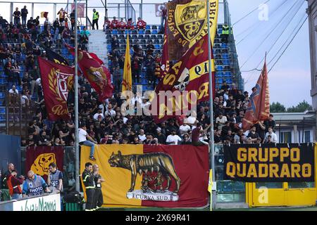 Bergamo, Italien. Mai 2024. Italien, Bergamo, 12. Mai 2024: Anhänger von AS Roma schwenken die Fahnen und zeigen Banner auf den Tribünen während des Fußballspiels Atalanta BC vs AS Roma, Tag 36 Serie A Tim 2023-2024 Gewiss StadiumAtalanta BC vs AS Roma, Lega Calcio Serie A 2023/2024 Tag 36 im Gewiss Stadium (Foto: Fabrizio Andrea Bertani/Pacific Press) Credit: Pacific Press Media Production Corp./Alamy Live News Stockfoto