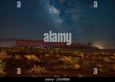 Die Milchstraße Erscheint Über Dem Monument Valley Stockfoto