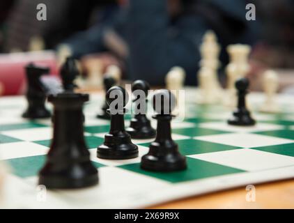 Schachspiel, schwarze Schachfiguren auf dem Schachbrett Stockfoto