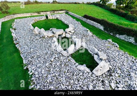 Creevykeel Prähistorische Grabbestattung Cairn 4500+ Jahre alt. Cliffony, Sligo, Irland. Über der inneren Doppelbegräbniskammer mit umschlossenem Gericht darüber hinaus Stockfoto