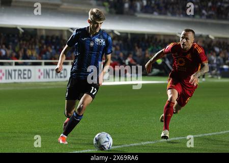 Bergamo, Italien. Mai 2024. Italien, Bergamo, 12. Mai 2024: Charles de Ketelaere (Atalanta) greift in der ersten Halbzeit während des Fußballspiels Atalanta BC vs AS Roma, Tag 36 Serie A Tim 2023-2024 Gewiss Stadium an. Atalanta BC vs AS Roma, Lega Calcio Serie A 2023/2024 Day 36 im Gewiss Stadium (Bild: © Fabrizio Andrea Bertani/Pacific Press via ZUMA Press Wire) NUR ZUR REDAKTIONELLEN VERWENDUNG! Nicht für kommerzielle ZWECKE! Stockfoto