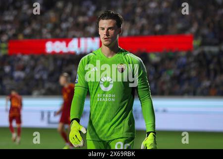 Bergamo, Italien. Mai 2024. Italien, Bergamo, 12. Mai 2024: Mile Svilar (AS Roma) bereit für einen Einwurf in der ersten Halbzeit während des Fußballspiels Atalanta BC vs AS Roma, Tag 36 Serie A Tim 2023-2024 Gewiss Stadium. Atalanta BC vs AS Roma, Lega Calcio Serie A 2023/2024 Day 36 im Gewiss Stadium (Bild: © Fabrizio Andrea Bertani/Pacific Press via ZUMA Press Wire) NUR ZUR REDAKTIONELLEN VERWENDUNG! Nicht für kommerzielle ZWECKE! Stockfoto