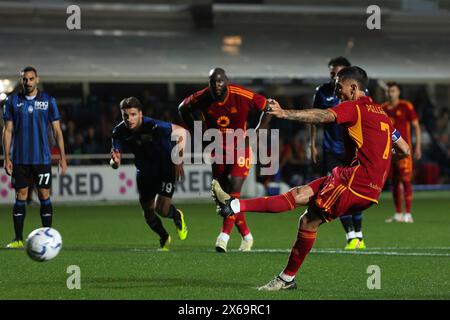 Bergamo, Italien. Mai 2024. Italien, Bergamo, 12. Mai 2024: Lorenzo Pellegrini (AS Roma) schießt und erzielt mit Elfmeter das 1-2-Tor bei 66' während des Fußballspiels Atalanta BC gegen AS Roma, Tag 36 Serie A Tim 2023-2024 Gewiss Stadium. Atalanta BC vs AS Roma, Lega Calcio Serie A 2023/2024 Day 36 im Gewiss Stadium (Bild: © Fabrizio Andrea Bertani/Pacific Press via ZUMA Press Wire) NUR ZUR REDAKTIONELLEN VERWENDUNG! Nicht für kommerzielle ZWECKE! Stockfoto