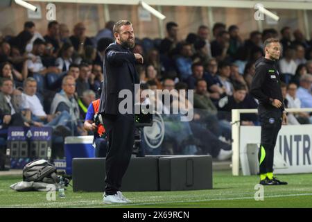 Bergamo, Italien. Mai 2024. Italien, Bergamo, 12. Mai 2024: Daniele de Rossi (ALS Roma-Cheftrainer) gibt Ratschläge in der ersten Halbzeit während des Fußballspiels Atalanta BC vs AS Roma, Tag 36 Serie A Tim 2023-2024 Gewiss Stadium. Atalanta BC vs AS Roma, Lega Calcio Serie A 2023/2024 Day 36 im Gewiss Stadium (Bild: © Fabrizio Andrea Bertani/Pacific Press via ZUMA Press Wire) NUR ZUR REDAKTIONELLEN VERWENDUNG! Nicht für kommerzielle ZWECKE! Stockfoto